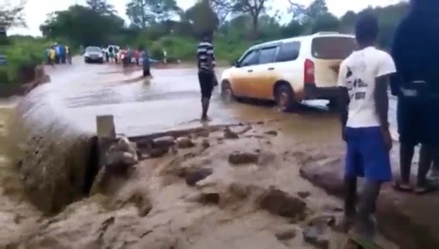 Un idiot pense qu'il peut traverser une route inondé