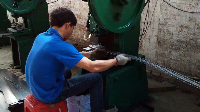 Furniture Hardware, Furniture Fittings and Cabinet Hardware -China: Inside Door Clamps / Production 3