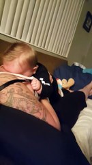 Annesinin Memeleriyle Oynayan Çılgınca Eğlenen Çocuk