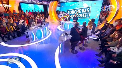 Enora Malagré réalise que son numéro a été donné dans l'émission quelques minutes plus tôt - Regardez