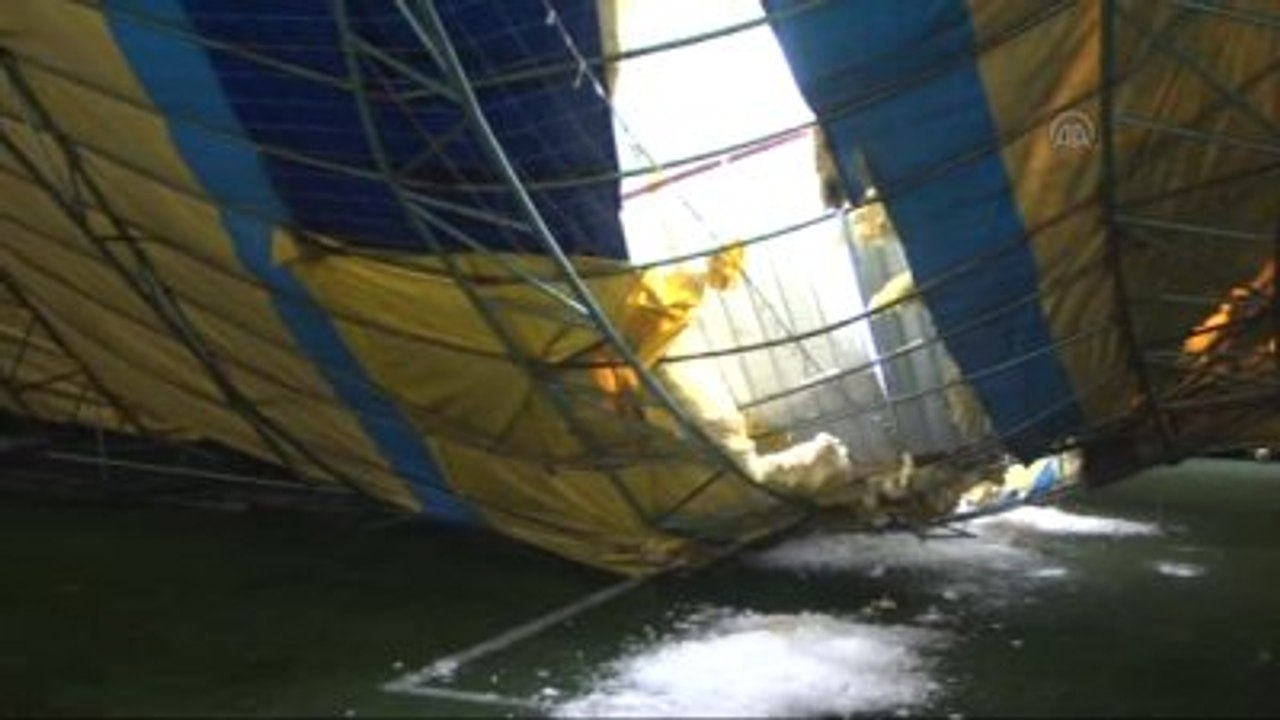 Kar Nedeniyle Halı Sahanın Çatısı Çöktü