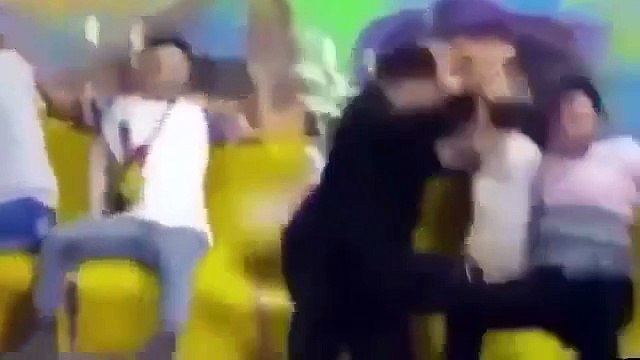 Il essaie de remonter le pantalon de sa copine en train de le perdre dans un manège. La honte