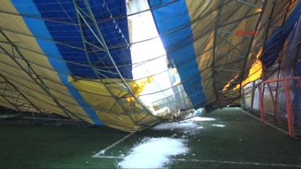 Yozgat - Kar Kütlesi Yozgat'ta Halı Sahanın Çatısını Çökertti