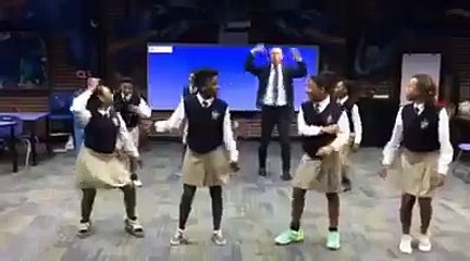 Un prof et ses élèves relèvent un défi de danse