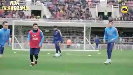 Leo Messi nutmegs Javier Mascherano