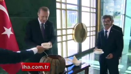 Cumhurbaşkanının Muhtarlara Kendi Elleriyle Aşure İkram Etmesi