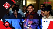 Shah Rukh Khan poses with Shatrughan Sinha at the Mumbai airport - Bollywood News - #TMT
