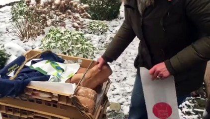 Marktvrouw maakt van de nood een deugd en deelt brood uit in Leek - RTV Noord