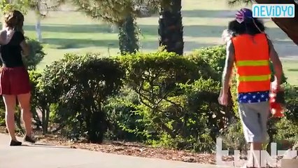 Çöpcü: Mini etekli kızın etek altını temizliyor +18 | Naked Hot Girls