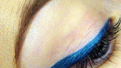Elle commence par faire 4 points sur sa paupière, puis le résultat final est épatant!