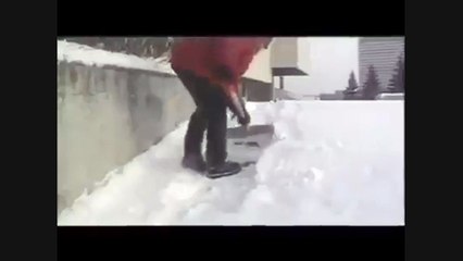 Dalga Geçmek İçin Karda Yol Açmışlar