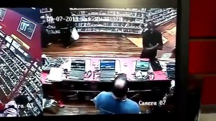 Un client agressif reconduit à la sortie en mode "costaud"