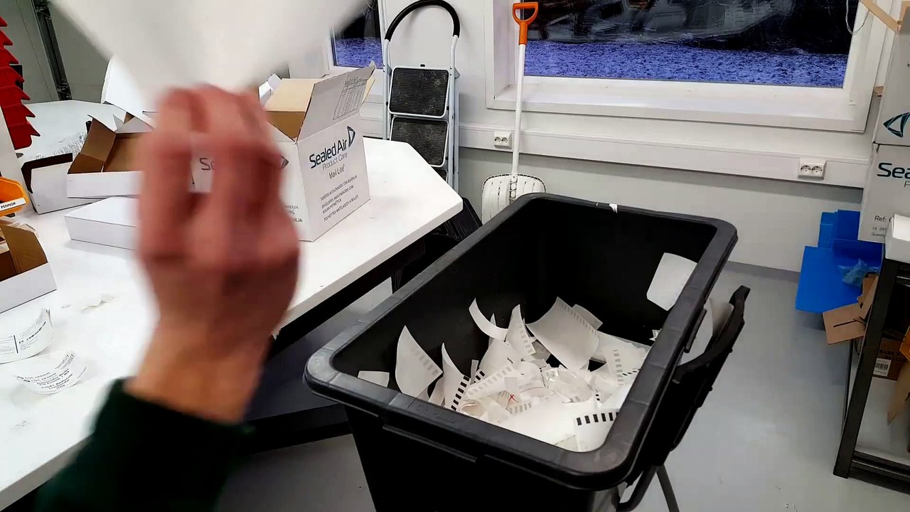 Impossible de jeter du plastique dans cette poubelle à cause de l'électricité statique