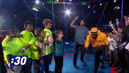 Kids Choice Sports 2015 | Carmelo Anthony & Michael Strahan Try To Break The Record | Nic