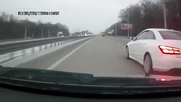 Водитель Мерседеса обстрелял машину и разбил стекло