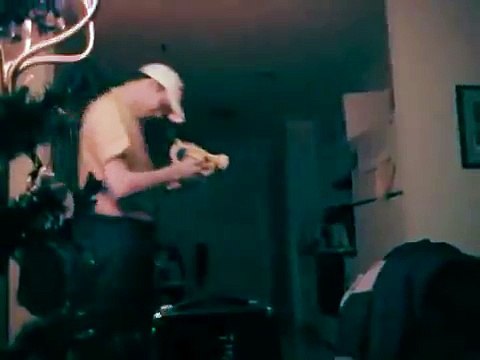 Ce que cet homme peut faire avec une petite trompette en plastique va vous faire halluciner