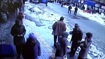 Deux piétons disparaissent sous une avalanche de neige en pleine rue