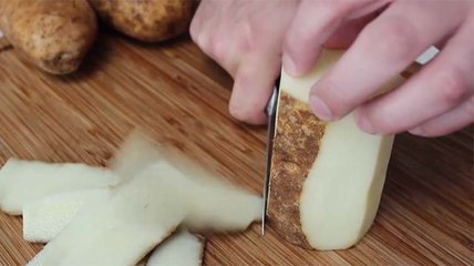 Ele descasca as batatas desta forma... Quando perceberes porquê... UAU! Que génio!