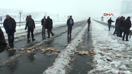Şanlıurfa - Asfalt İsteyen Mahalleli Karlı Yolda Oturma Eylemi Yaptı