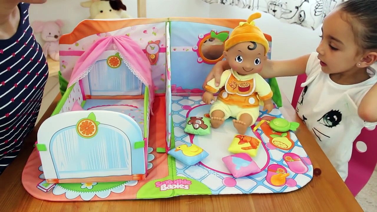 Smoothie Babies Muñeco bebé, cuna, bañera y cuarto de juego (Baby doll