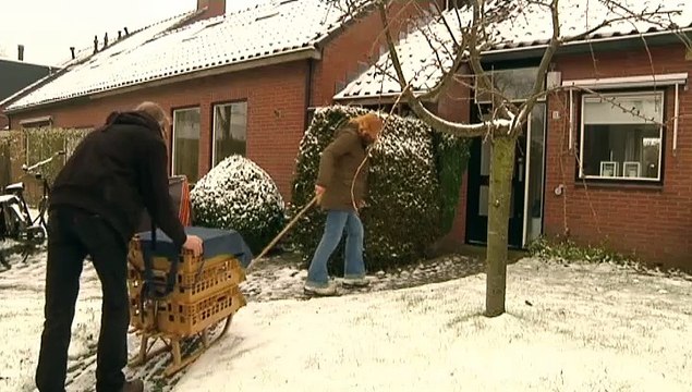 Met sleeen vol brood langs de deuren in Leek - RTV Noord