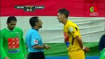 Bir Futbolcu hakemin alnından öper ve sarıyı görürse :))