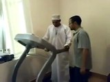 Araplar koşu bandını nasıl kullanır ? Komik video