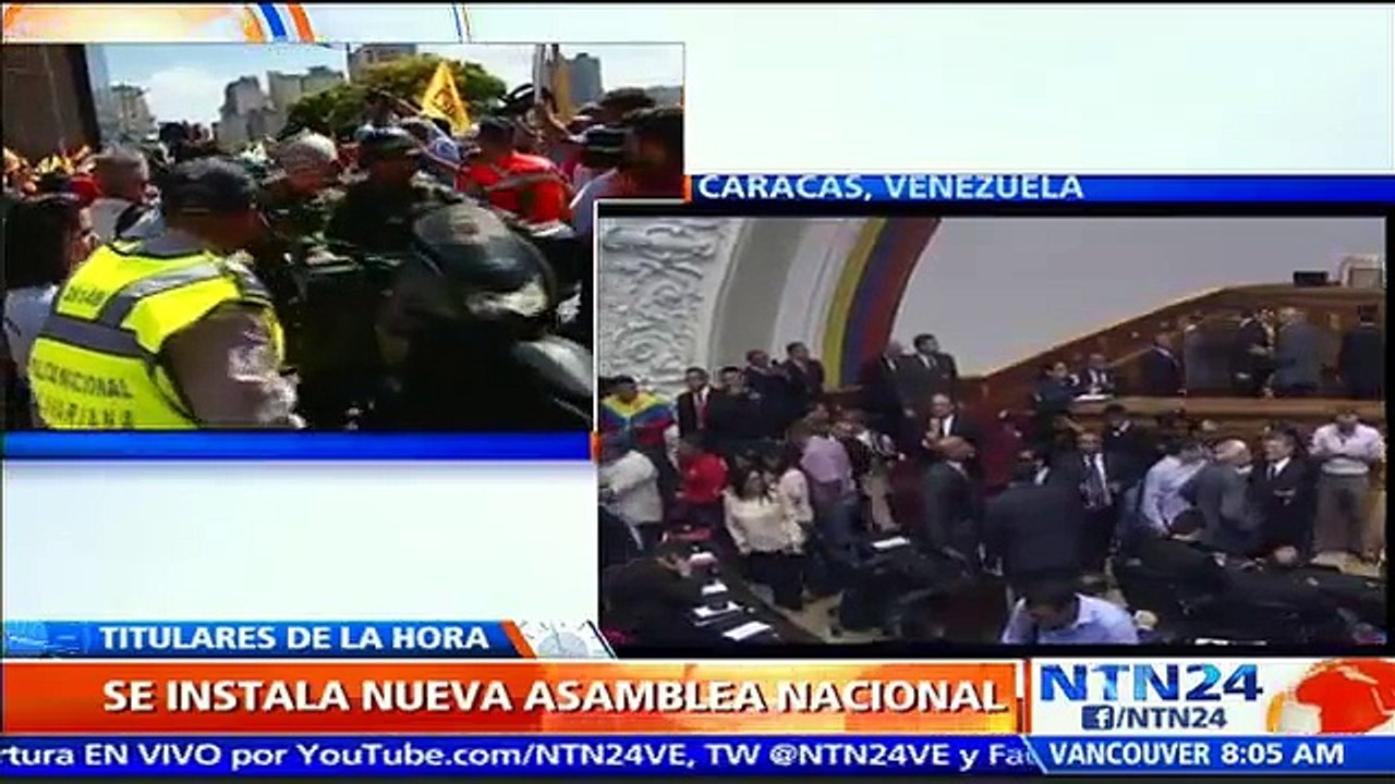 Venezolanos opositores protestan a las afueras de la Asamblea Nacional en Caracas