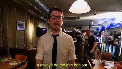 Quand un Anglais se moque de la bise à la française