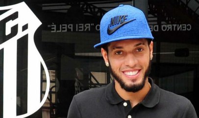 Paulinho chega a Santos, conhece estrutura do clube e se diz motivado por jogar no Peixe