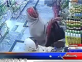 Shopping Center Mai Chori Karti Hue Khawateen Pakri Gaen.