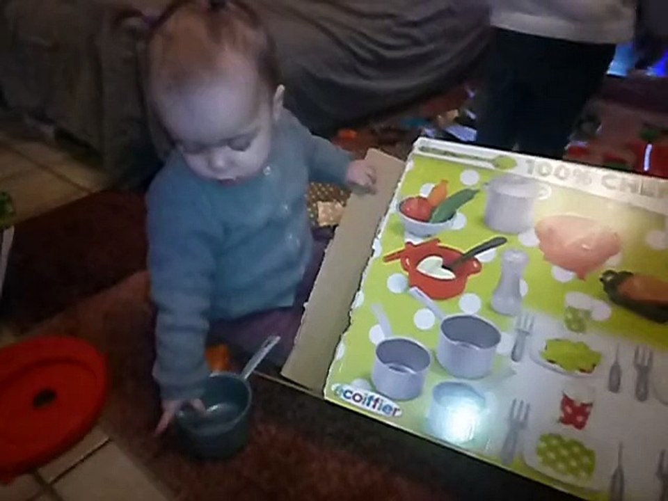 lucy joue avec son cadeau