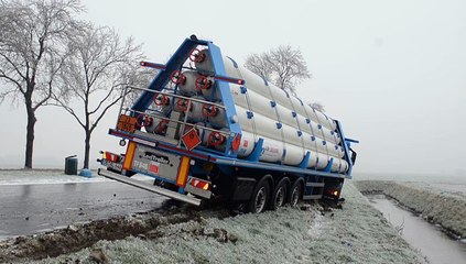 N362 bij Midwolda afgesloten door gestrande vrachtwagen - RTV Noord