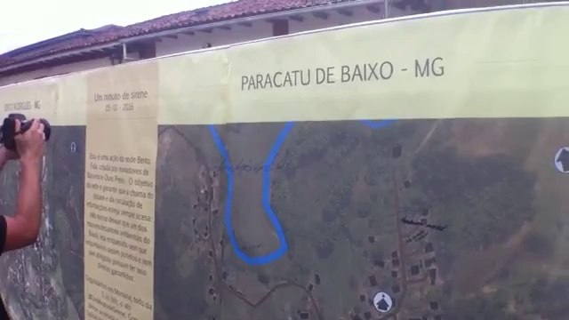 Moradores fazem ato para lembrar dois meses da tragédia em Mariana