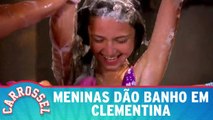 Meninas dão banho em Clementina