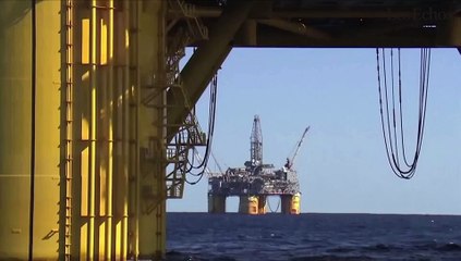 Le baril de Brent au plus bas depuis 11 ans : comment expliquer la chute des cours du pétrole ?