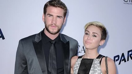 Miley Cyrus y Liam Hemsworth vistos besandose