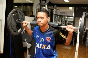 Pikachu treina no Vasco e se apresenta para a torcida
