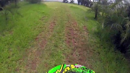 Ciclista Anauê Rodrigues em descida radical no parque Ecológico de Campinas