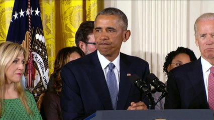 Obama, en lágrimas, pide "urgencia" en el control de armas en EEUU