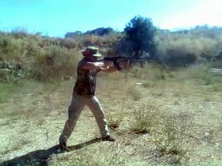 un ami tir avec une cz