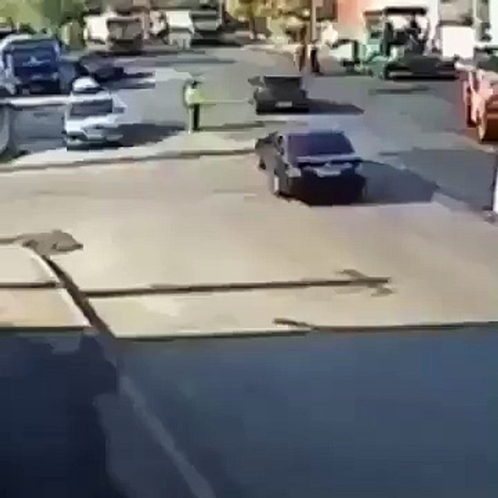 Se apparu soudainement sur la route à courir sur un homme
