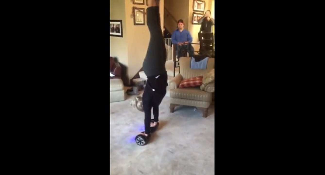 Une blonde fait le poirier sur un hoverboard