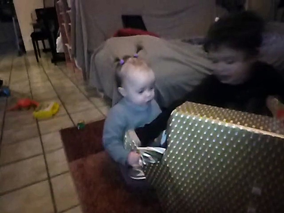 lucy ouvre son cadeau