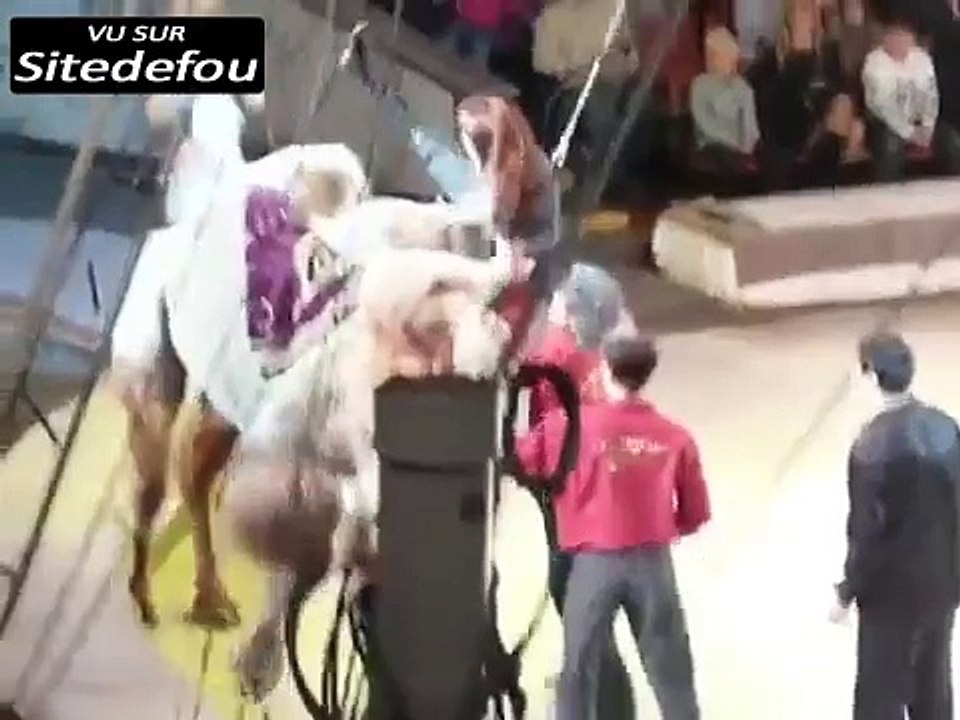 Elle déchire son jean lorsqu elle monte sur un chameau