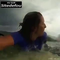 Elle se prend une planche de surf dans le visage