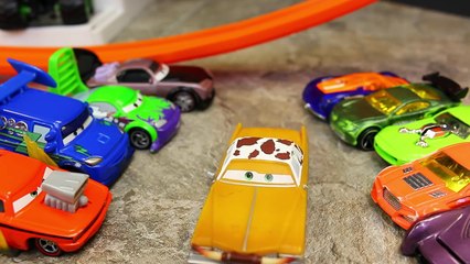Disney Cars vs Hot Wheels on the Gator Escape Track Set with Alligator Eating Mater and Lightning