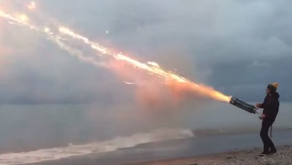 Il fait exploser 1001 artifices en 45 secondes !