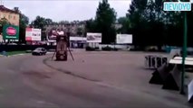 Gösteri sırasında araba ikiye bölündü - İnanılmaz Video