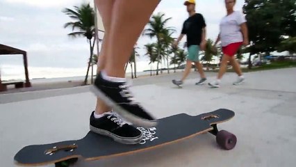 Девушка на лонгборде